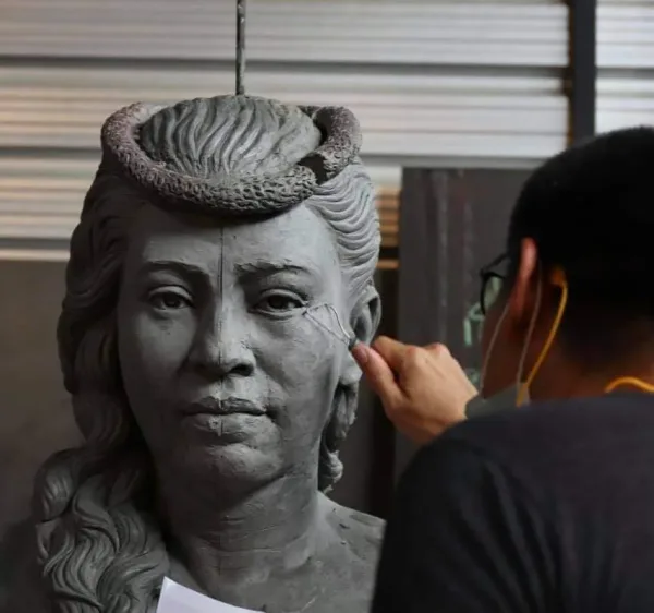 Sculpting the figure with Beloved Queen of Hawaii