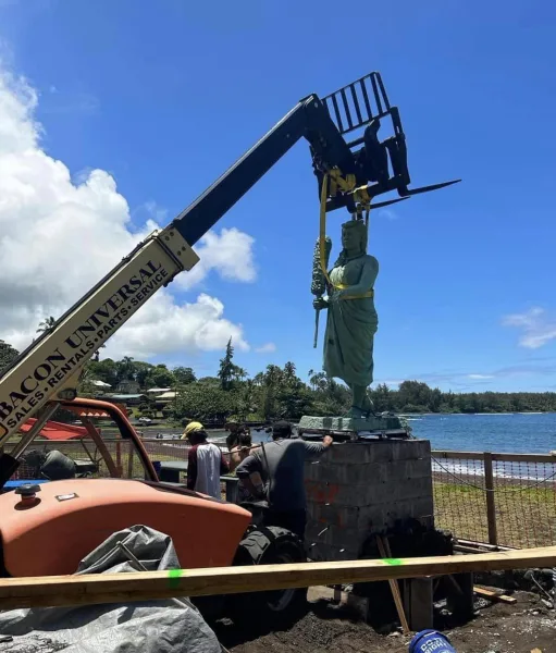 Installing a statue on the Hawaiian island.