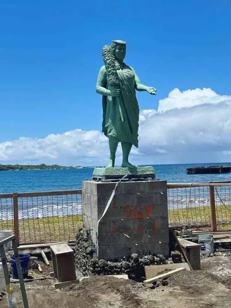 Installing a statue on the Hawaiian island.